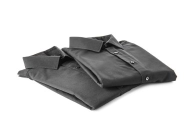 Beyaz arka planda katlanmış erkek gömlekleri