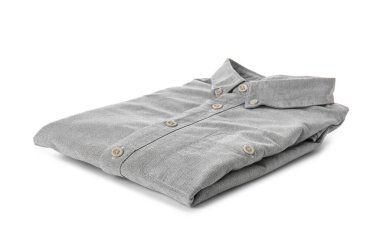 Beyaz arka planda katlanmış erkek gömleği