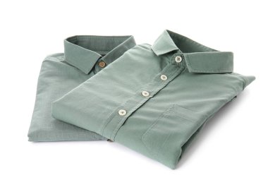 Beyaz arka planda katlanmış erkek gömlekleri