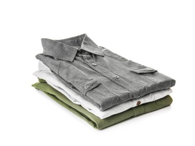 Beyaz arka planda katlanmış erkek gömlekleri yığını