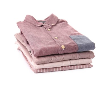 Beyaz arka planda katlanmış erkek gömlekleri yığını