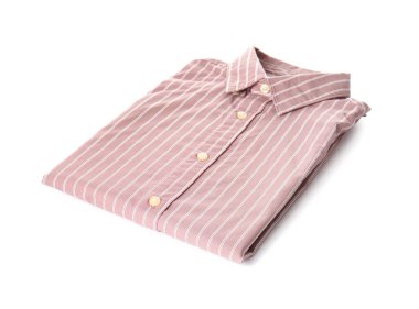 Beyaz arka planda katlanmış erkek gömleği