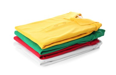 Beyaz arkaplanda katlanmış polo gömlek yığını