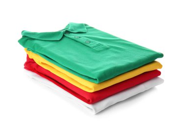 Beyaz arkaplanda katlanmış polo gömlek yığını