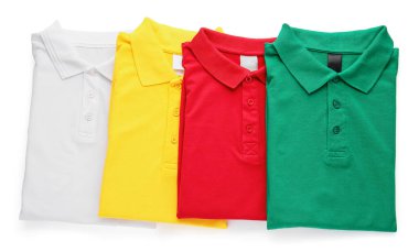 Beyaz arkaplanda katlanmış polo tişörtler