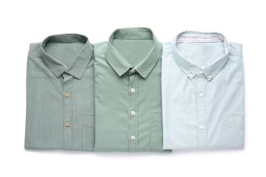 Beyaz arka planda katlanmış erkek gömlekleri