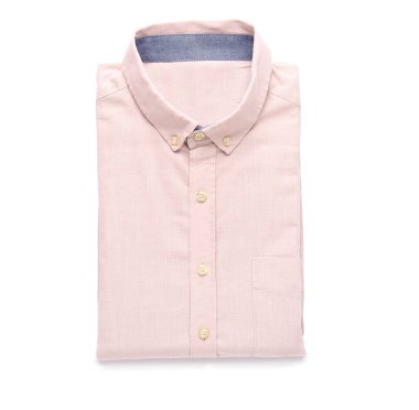 Beyaz arka planda katlanmış erkek gömleği