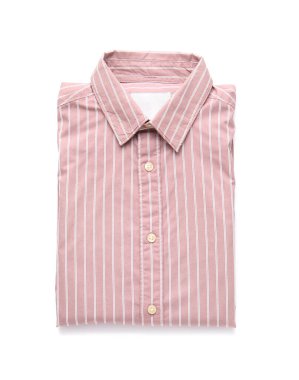 Beyaz arka planda katlanmış erkek gömleği