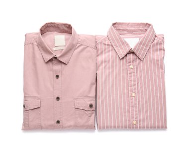 Beyaz arka planda katlanmış erkek gömlekleri