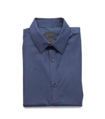 Beyaz arka planda katlanmış erkek gömleği