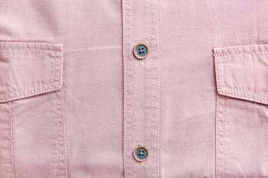 Yeni klasik erkek gömleği, yakın plan.