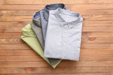 Ahşap arka planda katlanmış erkek gömlekleri