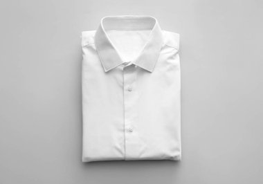 Açık arkaplanda katlanmış erkek gömleği