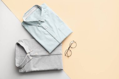 Açık arkaplanda katlanmış erkek gömlekleri