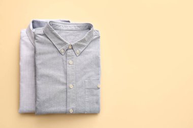 Açık arkaplanda katlanmış erkek gömlekleri