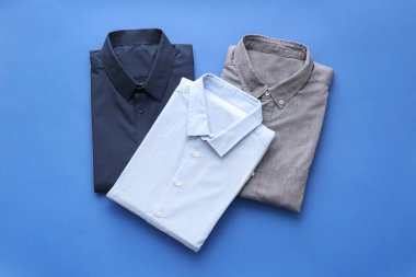 Katlanmış erkek gömlekleri arka planda