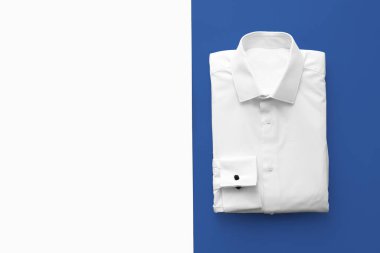 Katlanmış erkek gömleği arka planda