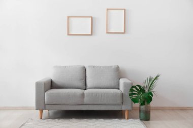 Oturma odasının içindeki şık kanepe.