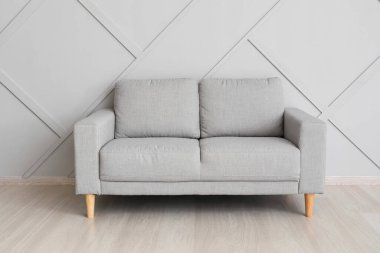 Işık duvarının yanındaki şık rahat kanepe