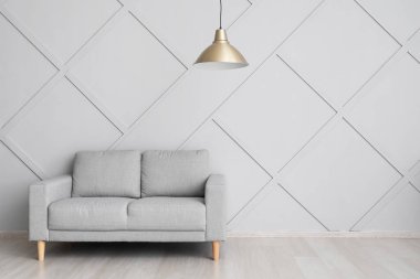 Işık duvarının yanındaki şık rahat kanepe