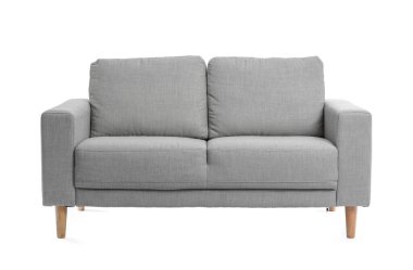 Beyaz arka planda şık rahat bir kanepe