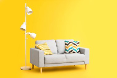 Renk arkaplanındaki şık rahat kanepe