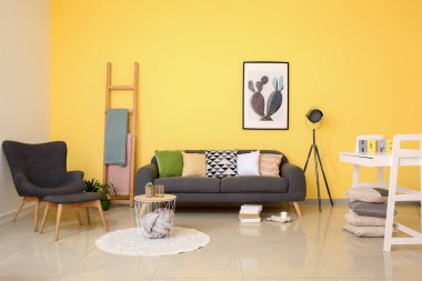 Modern oturma odasının içi.