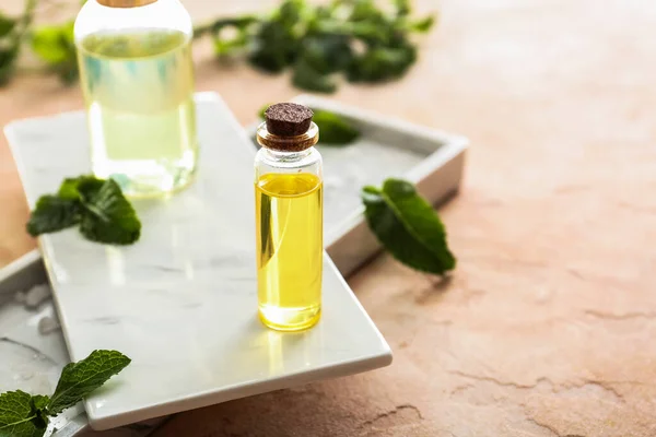 Flaschen Mit Ätherischem Minzöl Auf Dem Tisch — Stockfoto