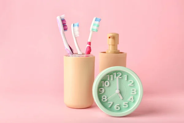 Alarm Clock Soap Toothbrushes Color Background — Stock Photo, Image