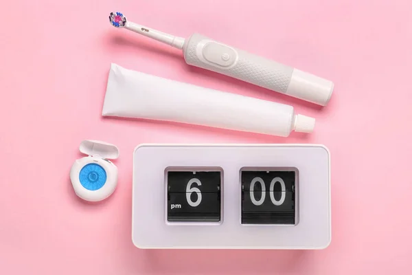 Set Oral Care Products Alarm Clock Color Background — Stock Photo, Image