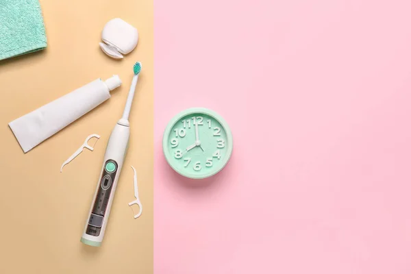 Set Oral Care Products Alarm Clock Color Background — Stock Photo, Image