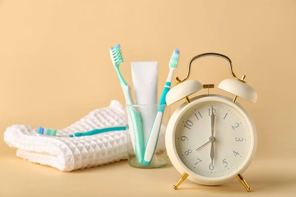 Alarm Clock Paste Toothbrushes Light Background — Stock Photo, Image