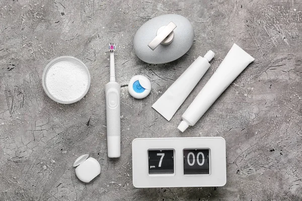 Alarm Clock Set Oral Care Products Grunge Background — Stock Photo, Image