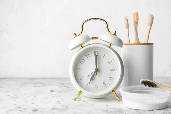 Reloj Despertador Polvo Cepillos Dientes Mesa — Foto de Stock