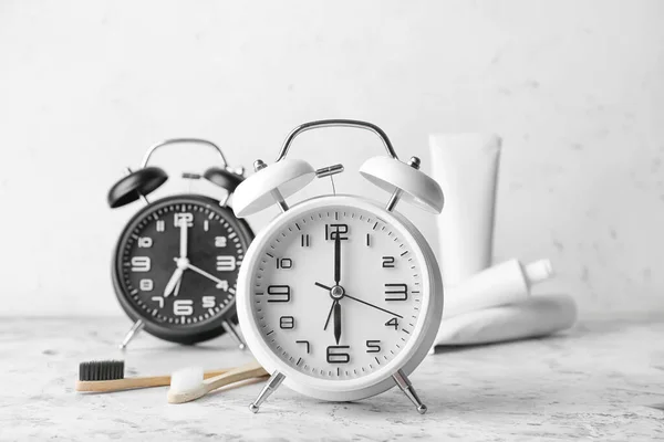 Relógios Alarme Escovas Dentes Mesa — Fotografia de Stock