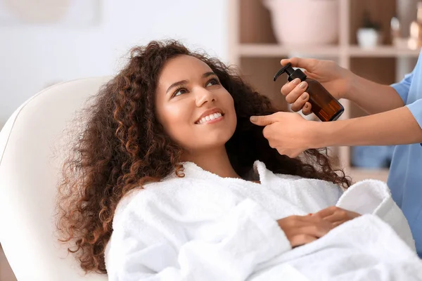 Jonge Vrouw Ondergaat Cosmetische Procedure Schoonheidssalon — Stockfoto