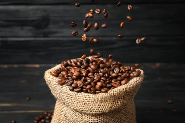 Zak Met Koffiebonen Donkere Houten Achtergrond — Stockfoto