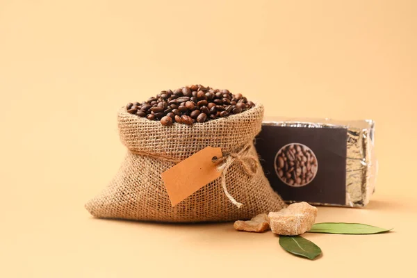 Tasche Mit Kaffeebohnen Auf Farbigem Hintergrund — Stockfoto