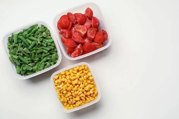 Пластиковые Контейнеры Различными Замороженными Овощами Белом Фоне — стоковое фото