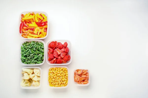 Beyaz Arka Planda Farklı Donmuş Sebzelerle Plastik Kaplar — Stok fotoğraf