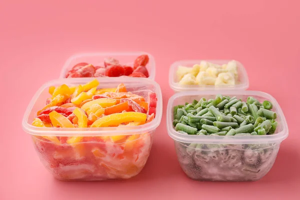 Plastic Containers Met Diepgevroren Groenten Kleur Achtergrond — Stockfoto