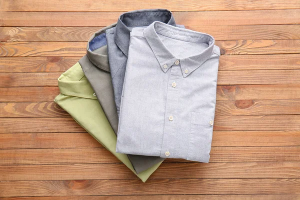 Ahşap arka planda katlanmış erkek gömlekleri