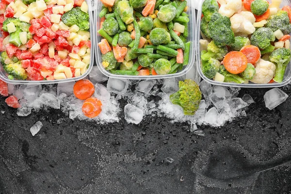 Envases Plástico Con Verduras Congeladas Hielo Sobre Fondo Oscuro —  Fotos de Stock