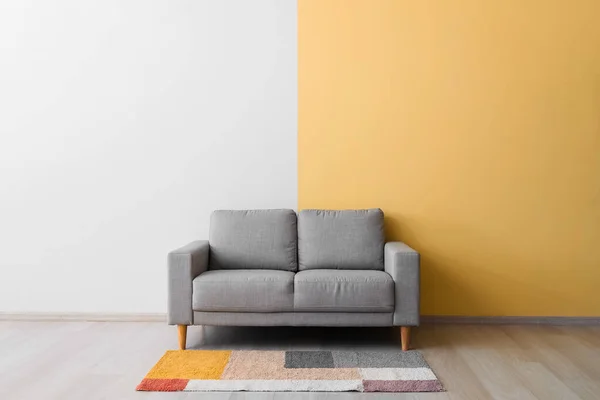 Stylowa Przytulna Sofa Pobliżu Ściany Kolor — Zdjęcie stockowe