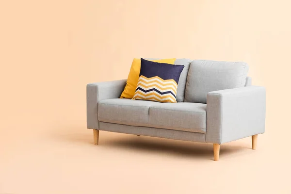 色系背景的时髦舒适沙发 — 图库照片