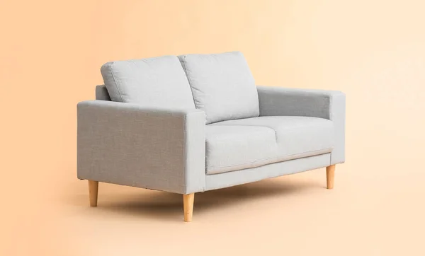 Stylowa Przytulna Sofa Tle Koloru — Zdjęcie stockowe