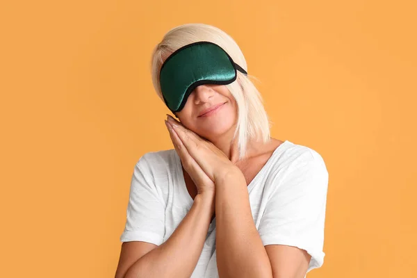 Gammal Kvinna Sömn Mask Färg Bakgrund — Stockfoto
