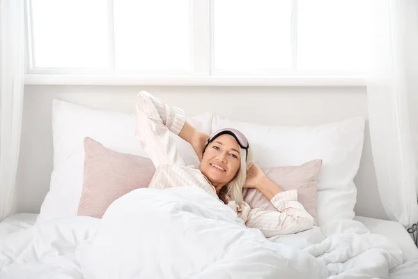 Зріла Жінка Маскою Сну Лежить Ліжку — стокове фото