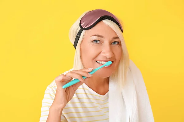 Volwassen Vrouw Slaap Masker Met Tandenborstel Kleur Achtergrond — Stockfoto