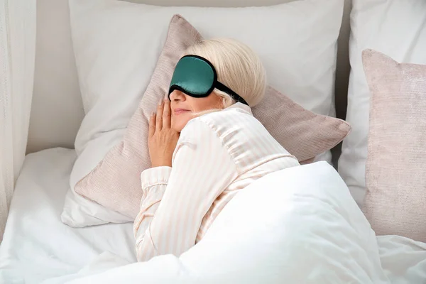 带着睡眠面具睡觉的成熟女人 — 图库照片